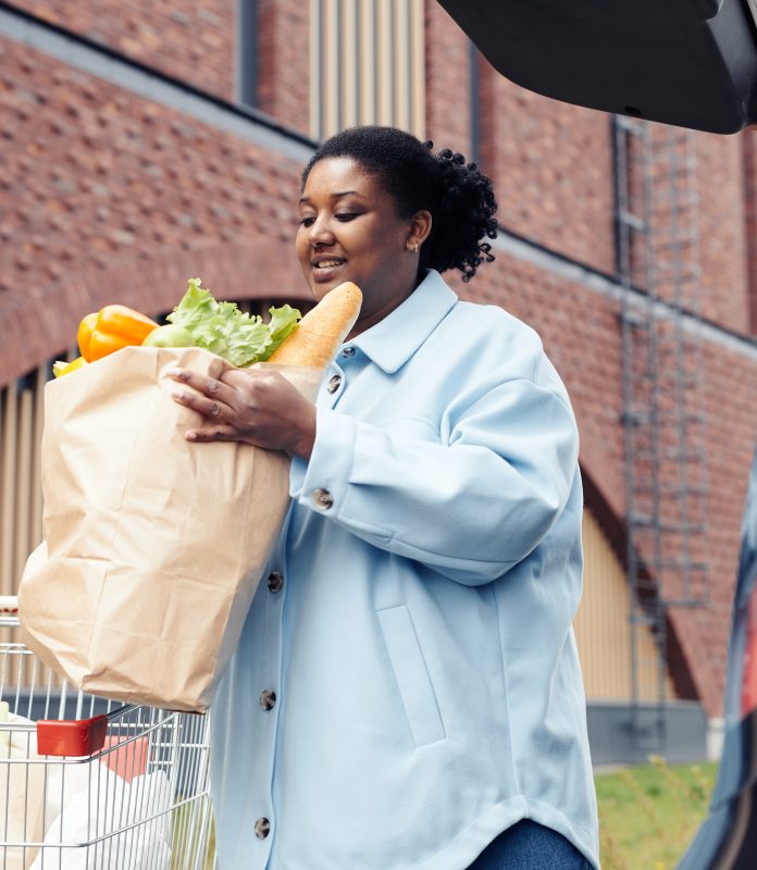 home care assistant getting groceries for client